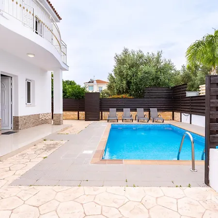 Breezybee 3-bedroom And Pool In Vilă Protaras